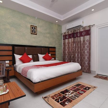 Capital O 13310 Noida Suites Esterno foto