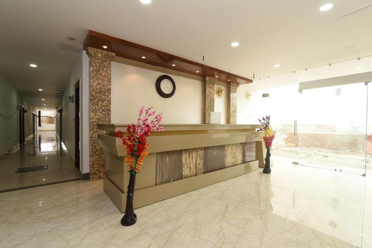 Capital O 13310 Noida Suites Esterno foto