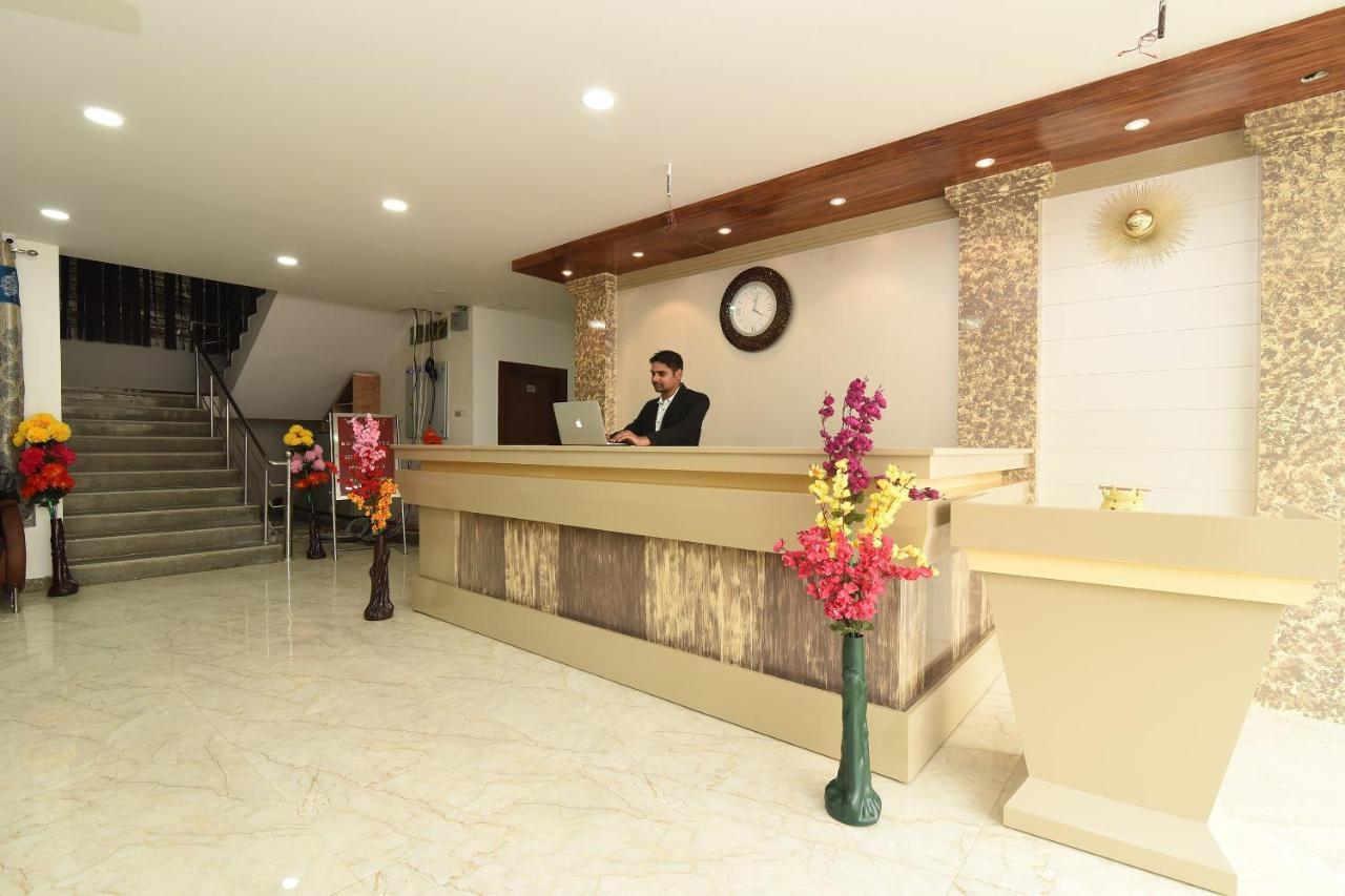 Capital O 13310 Noida Suites Esterno foto