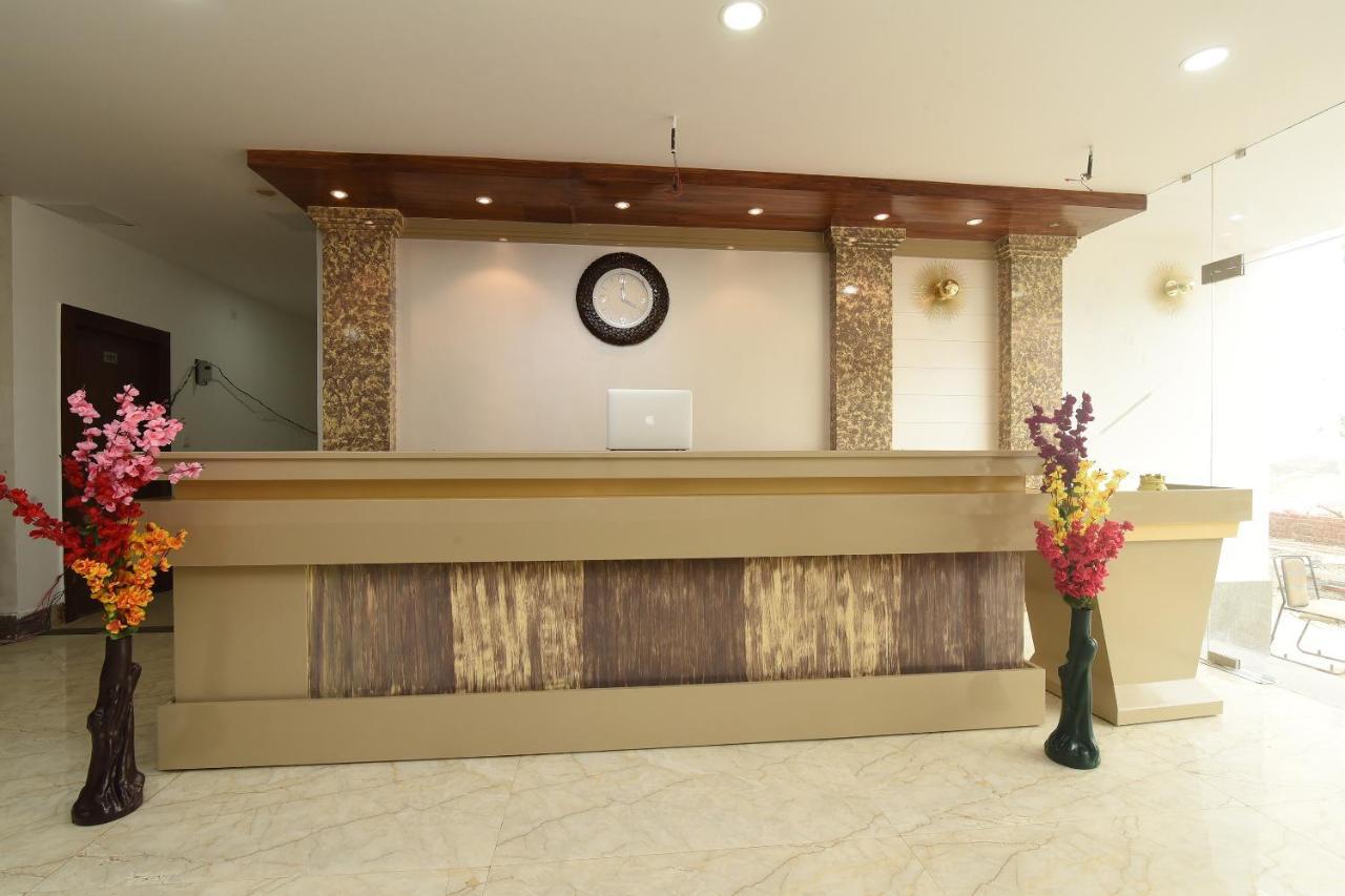 Capital O 13310 Noida Suites Esterno foto