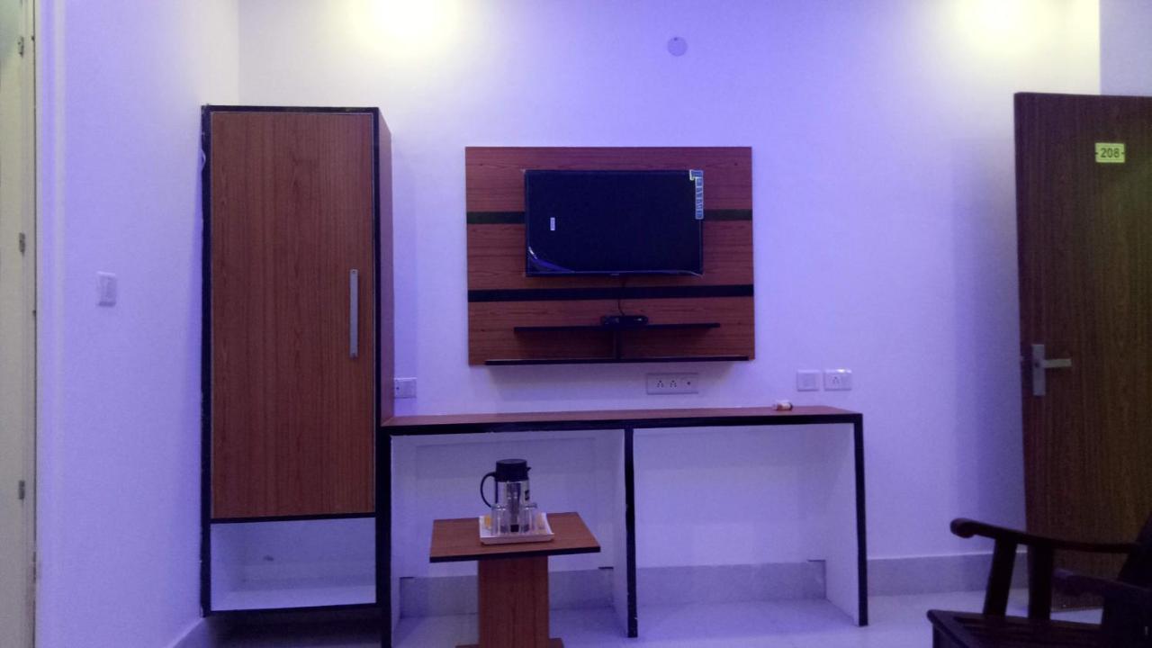 Capital O 13310 Noida Suites Esterno foto