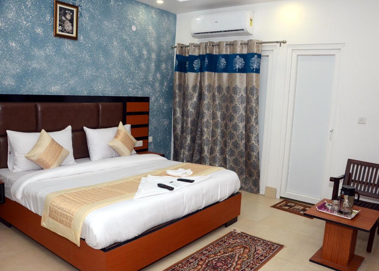 Capital O 13310 Noida Suites Esterno foto