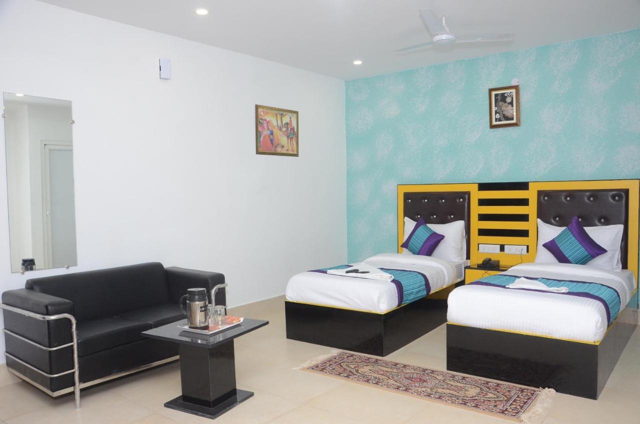 Capital O 13310 Noida Suites Esterno foto